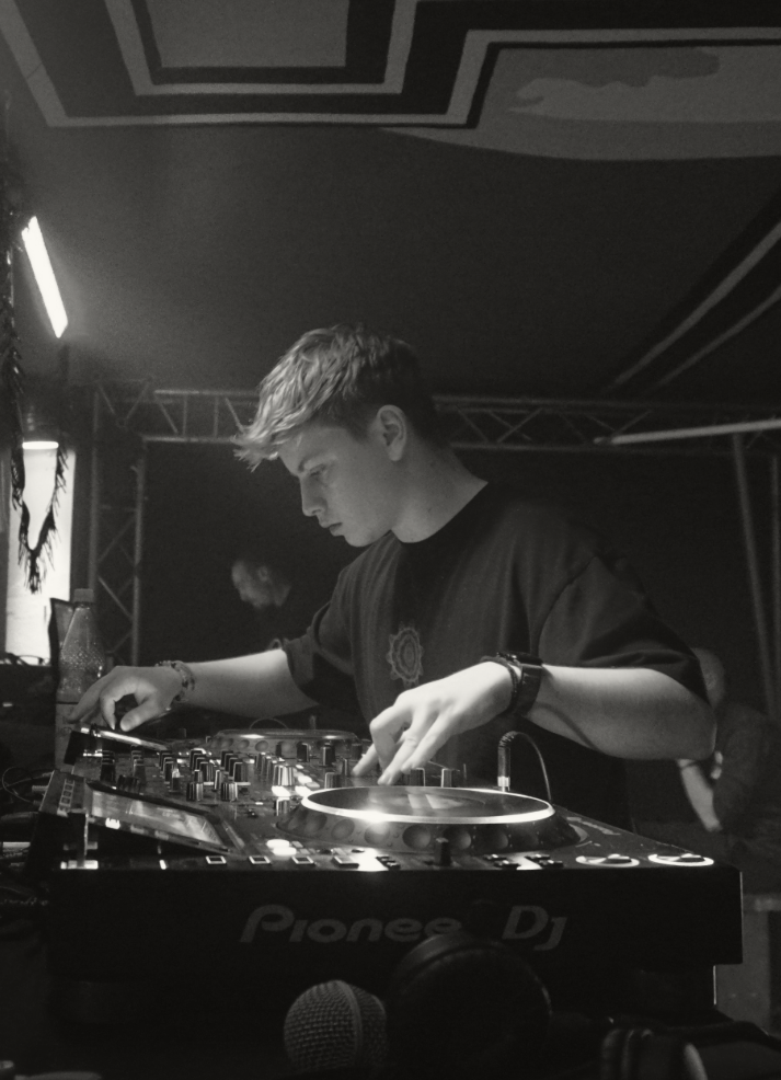 DJ HATIX performing live